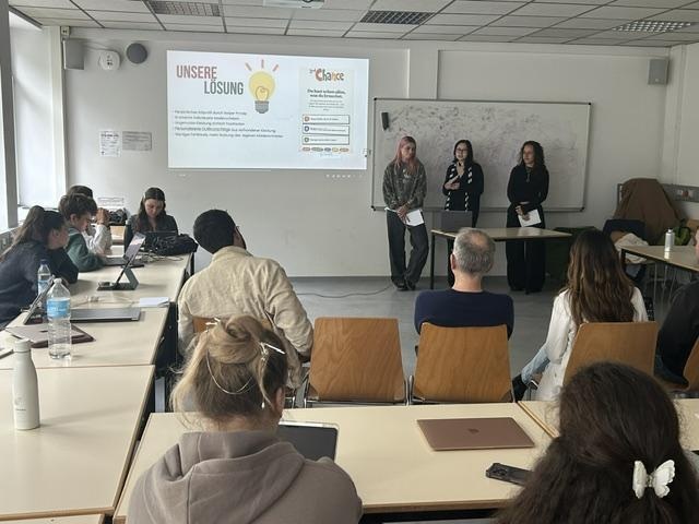 Münchner Startup-Sprint: Ein Team stellt sein Vorhaben vor und erhält Rückmeldungen.